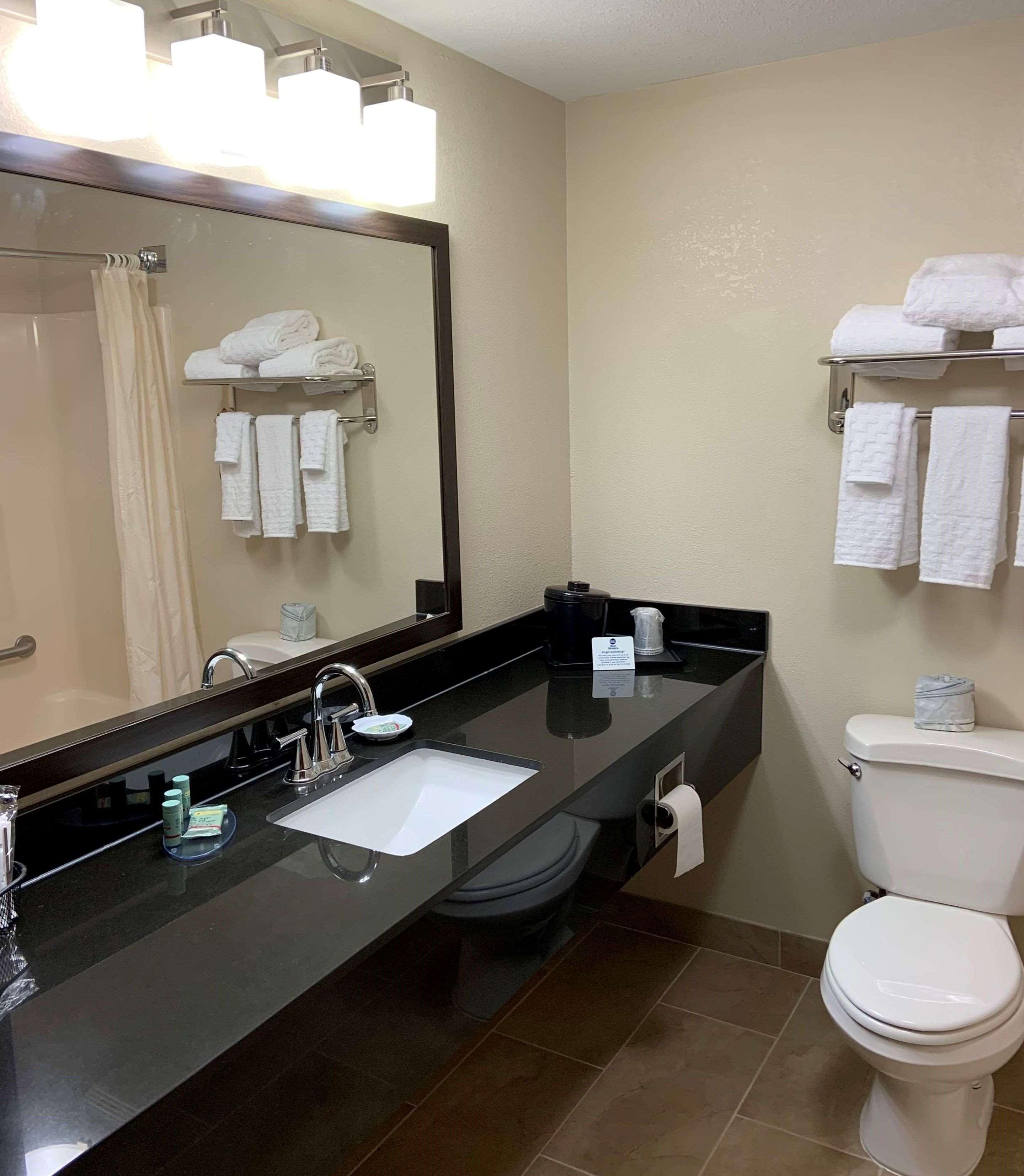 Brook Park Best Western Airport Inn & Suites Cleveland מראה חיצוני תמונה