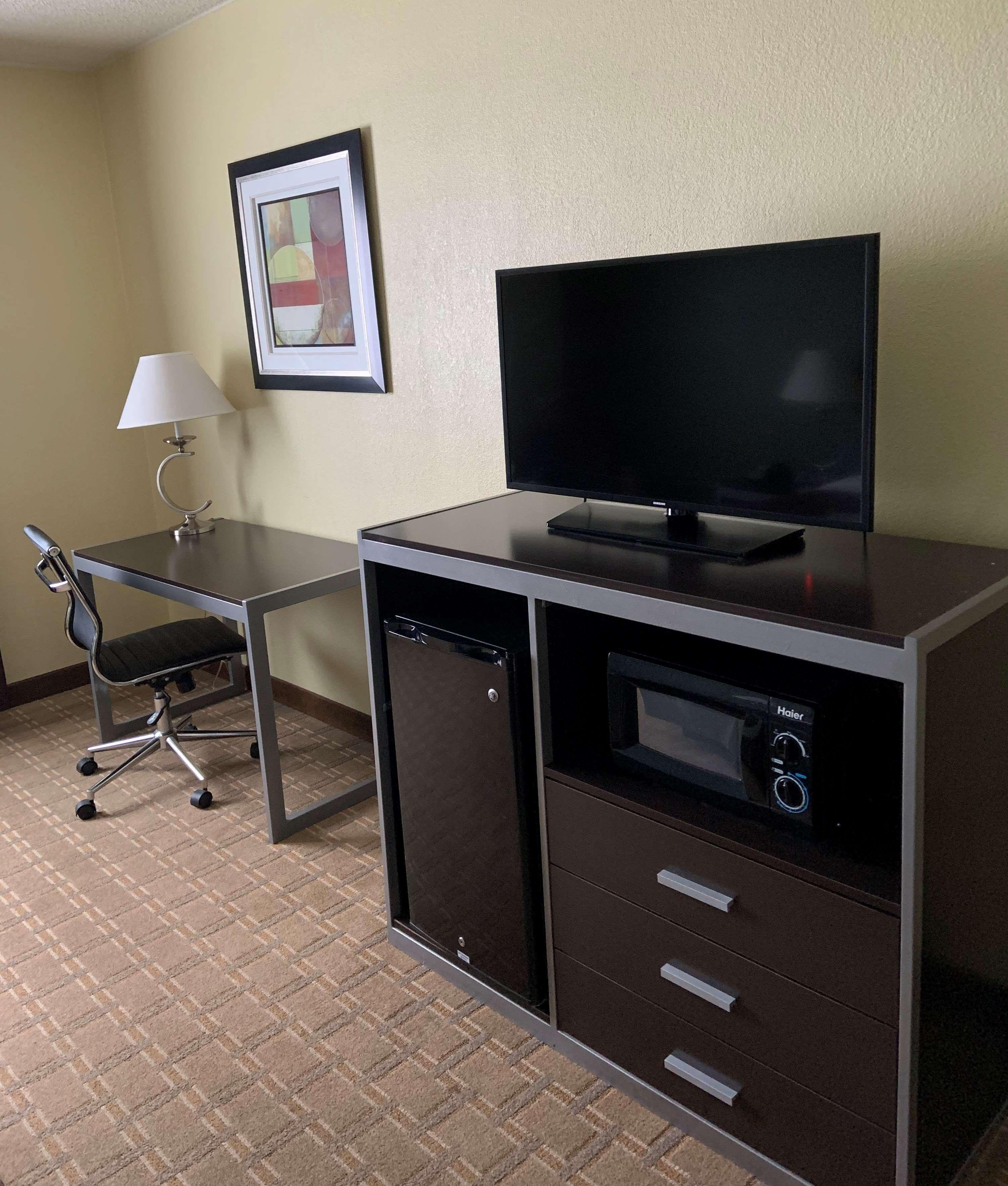 Brook Park Best Western Airport Inn & Suites Cleveland מראה חיצוני תמונה