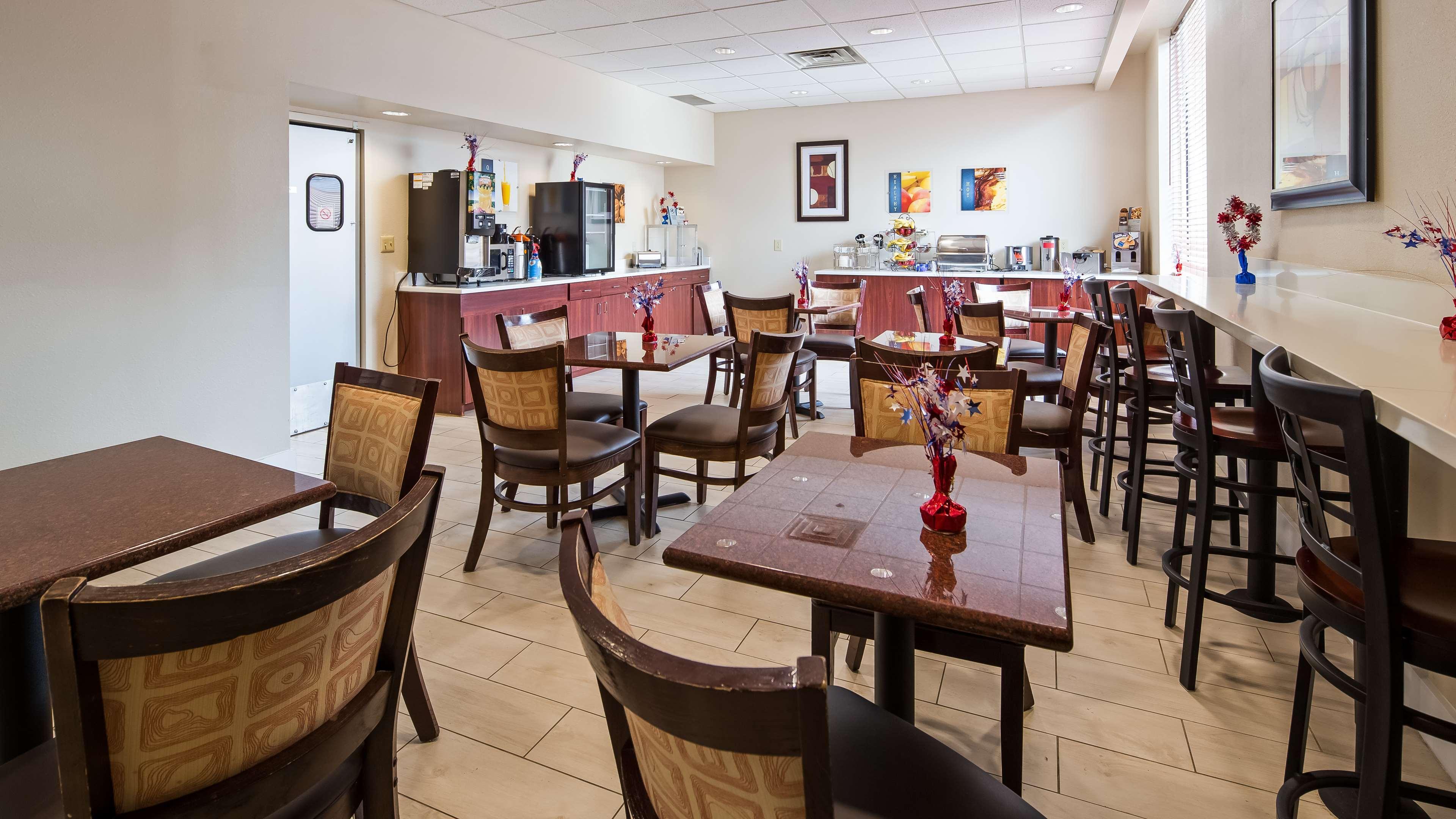 Brook Park Best Western Airport Inn & Suites Cleveland מראה חיצוני תמונה
