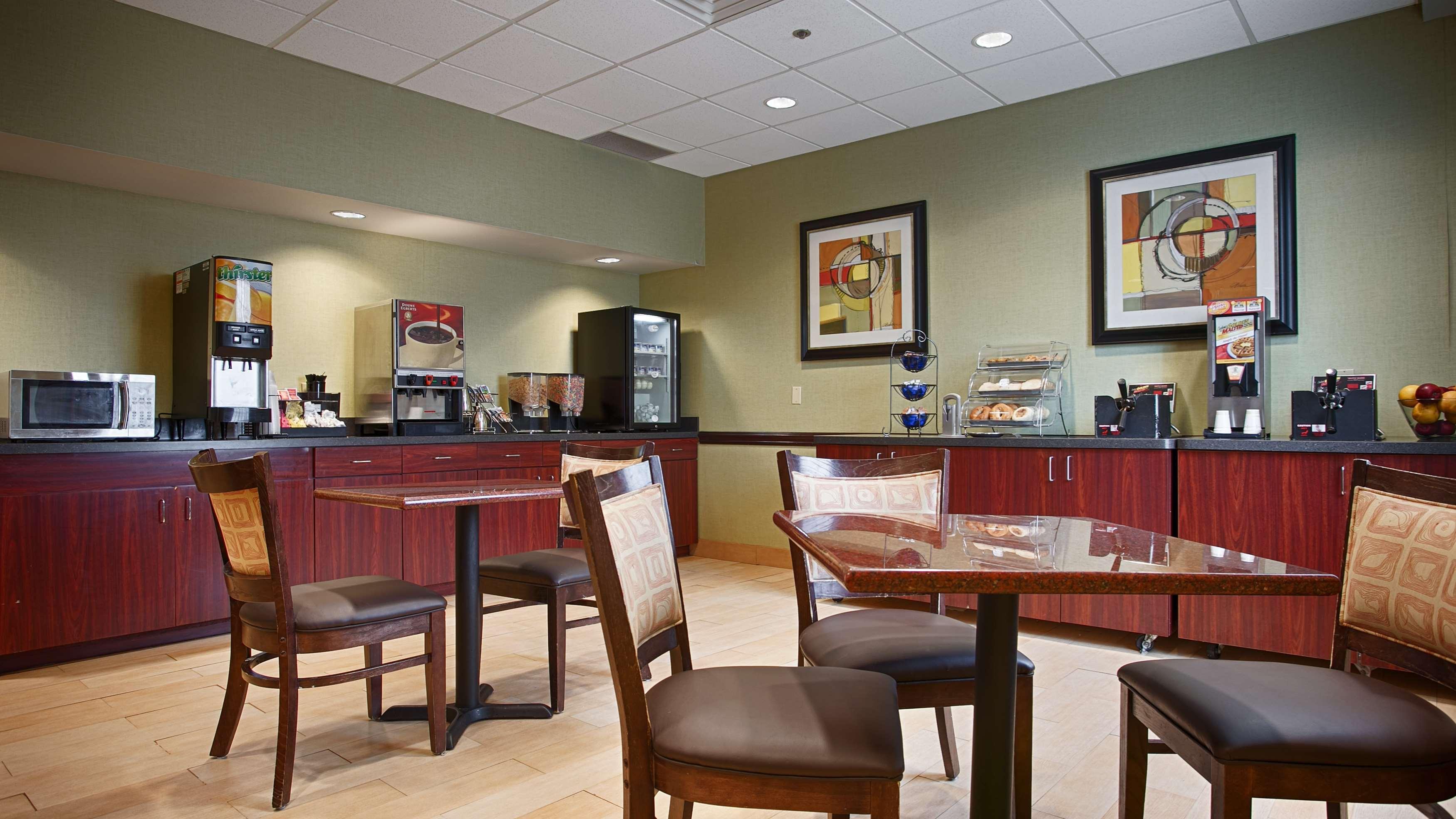 Brook Park Best Western Airport Inn & Suites Cleveland מראה חיצוני תמונה