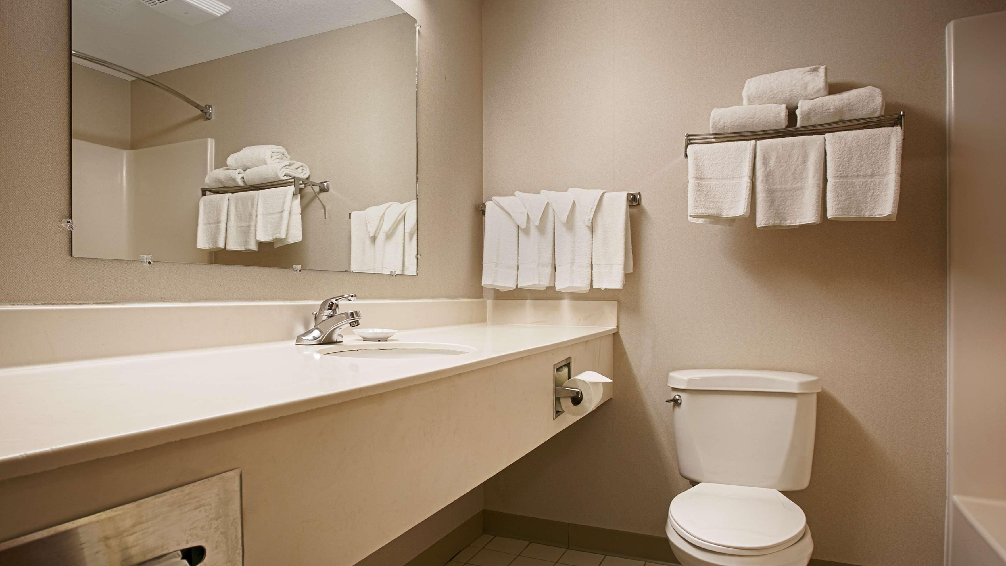 Brook Park Best Western Airport Inn & Suites Cleveland מראה חיצוני תמונה