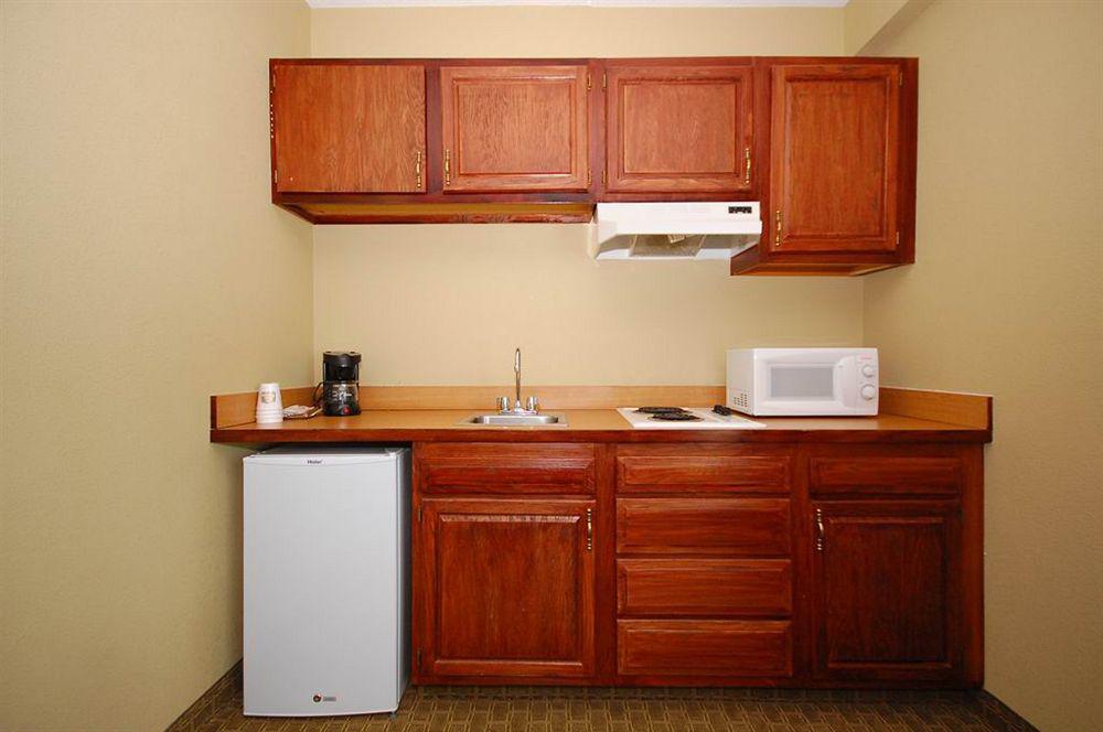 Brook Park Best Western Airport Inn & Suites Cleveland מראה חיצוני תמונה